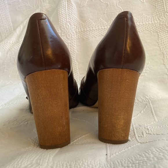 Rich brown Enzo Angiolini pumps with unique wood heel. - Picture 4 of 8